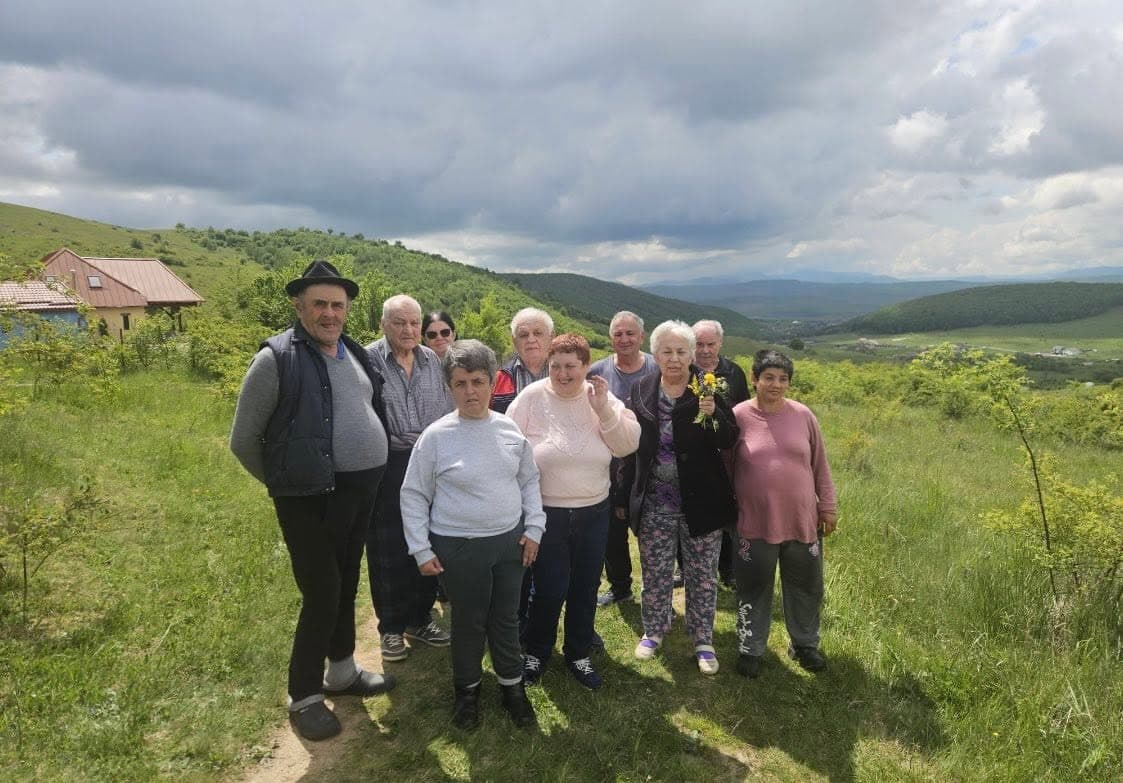 Plimbare și activitate de grup în aer liber pentru rezidenții Casei Cristiana — azil seniori Cluj.