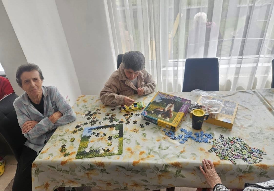 Activitate cognitivă cu puzzle pentru rezidenții centrului Casa Cristiana — ingrijire varstnici Cluj.