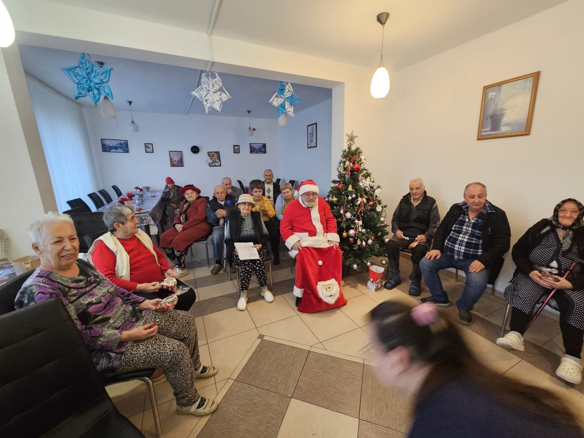 Comunitatea de seniori Casa Cristiana în timpul unei sărbători — îngrijire seniori Cluj.