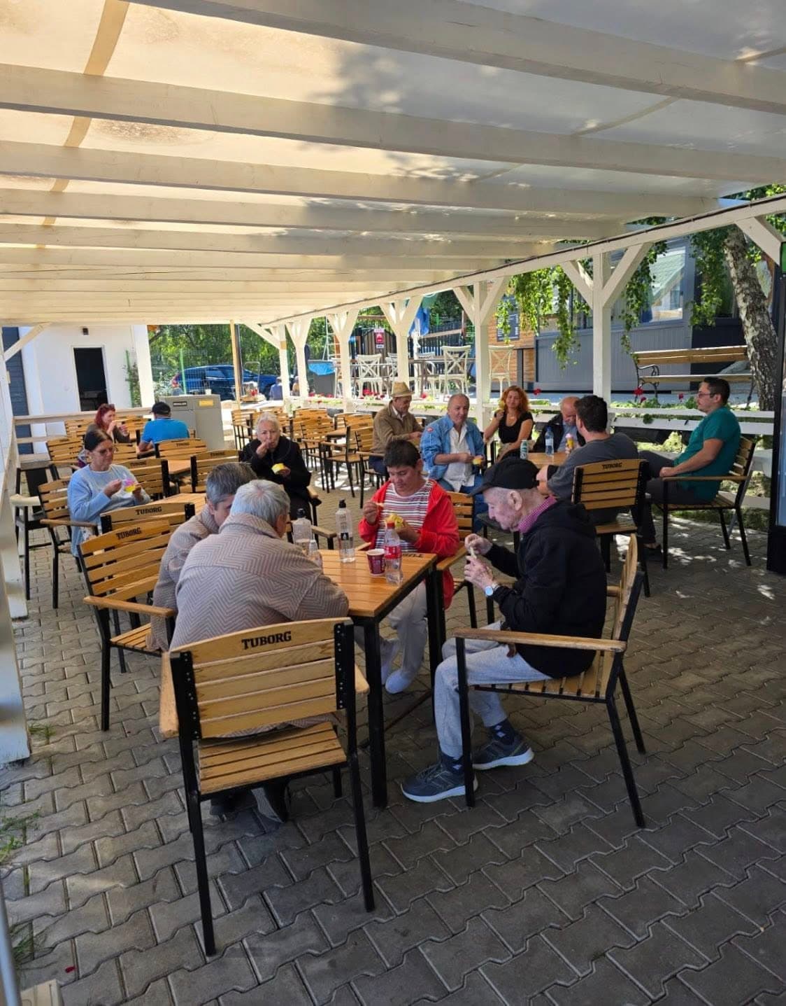 Comunitatea de seniori de la Casa Cristiana în timpul unei activități — azil seniori Cluj.
