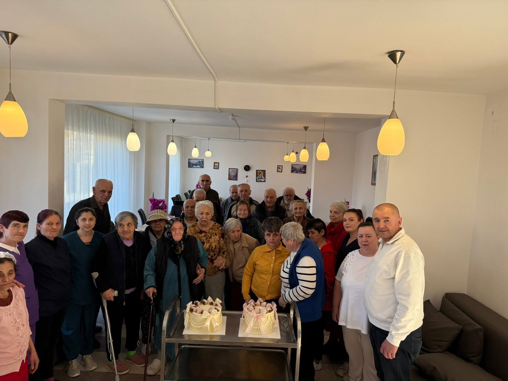Rezidenții și echipa centrului Casa Cristiana reuniți în sala de socializare — cămin pentru vârstnici Cluj.