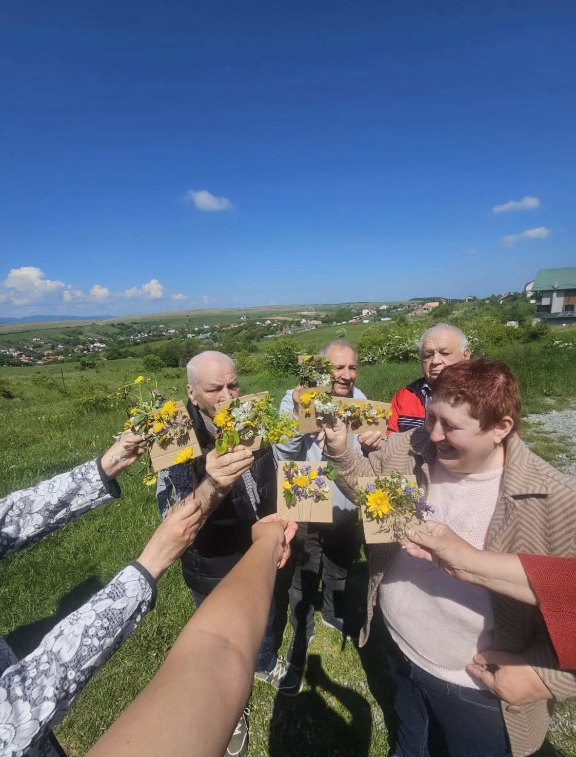 Atelier creativ cu flori pentru seniorii centrului Casa Cristiana — ingrijire varstnici Cluj.