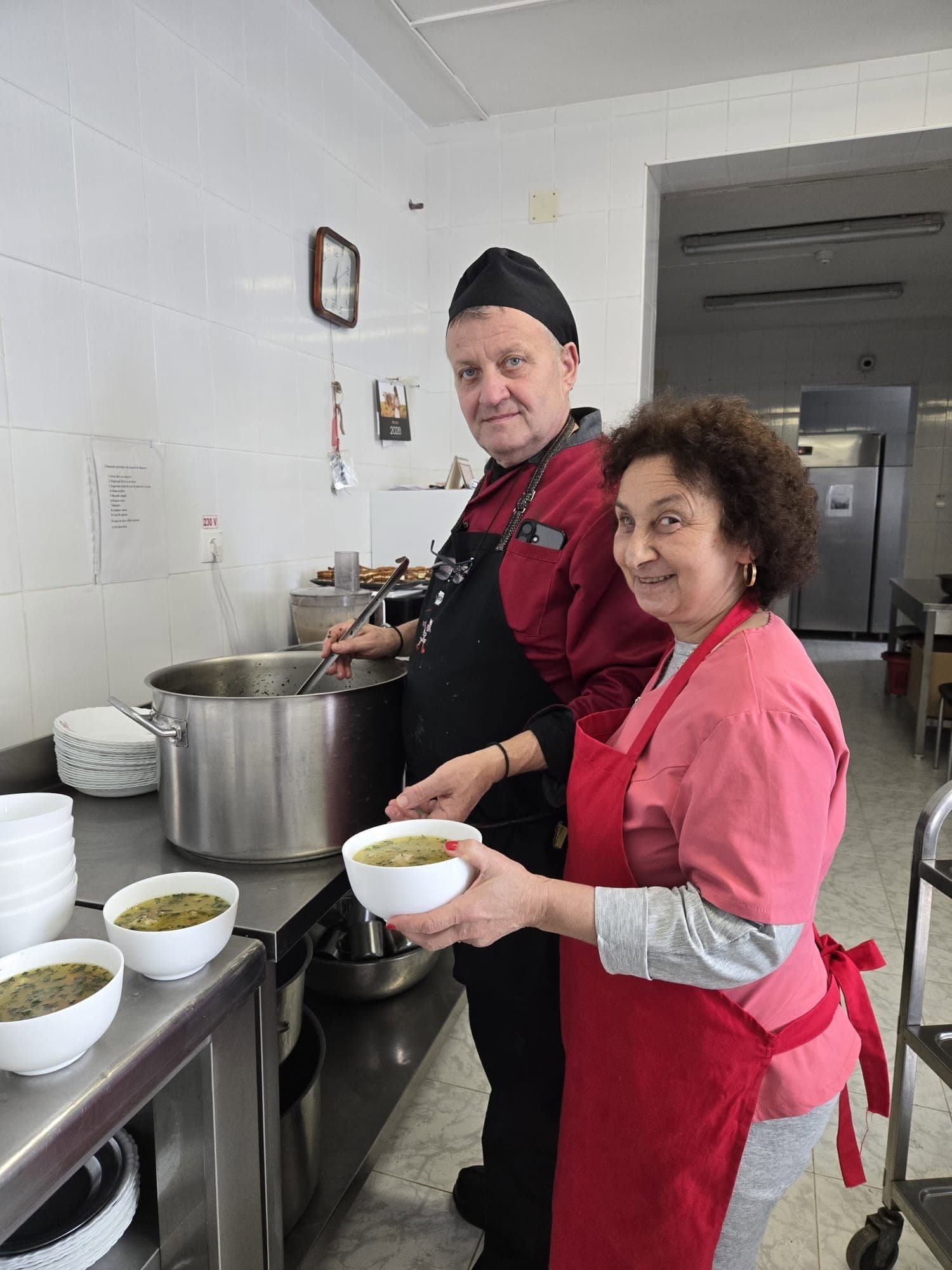 Mâncare proaspătă pregătită și porționată în bucătăria proprie a Casei Cristiana — cămin de bătrâni Sălicea Cluj.