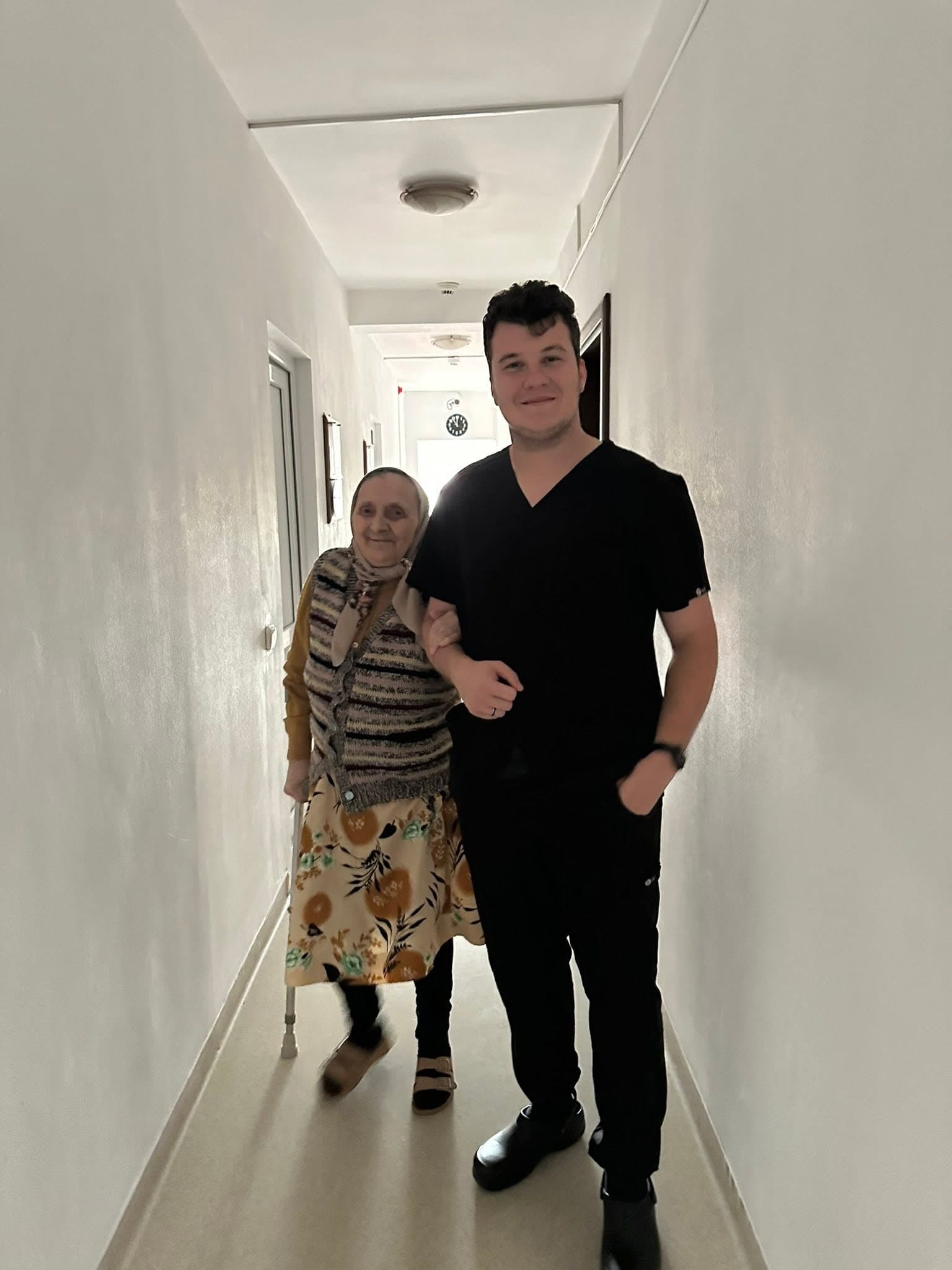 Rezidentă însoțită de un membru al personalului Casa Cristiana — ingrijire varstnici Cluj.