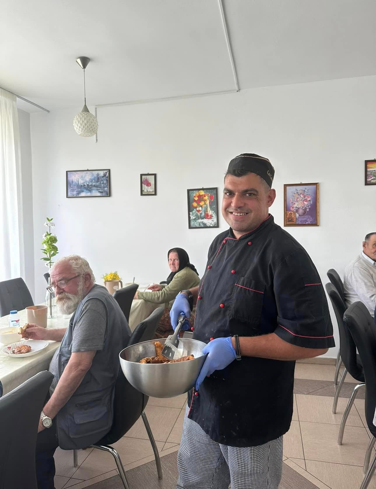 Personal Casa Cristiana servind masa rezidenților în sala de mese — cămin bătrâni Cluj.