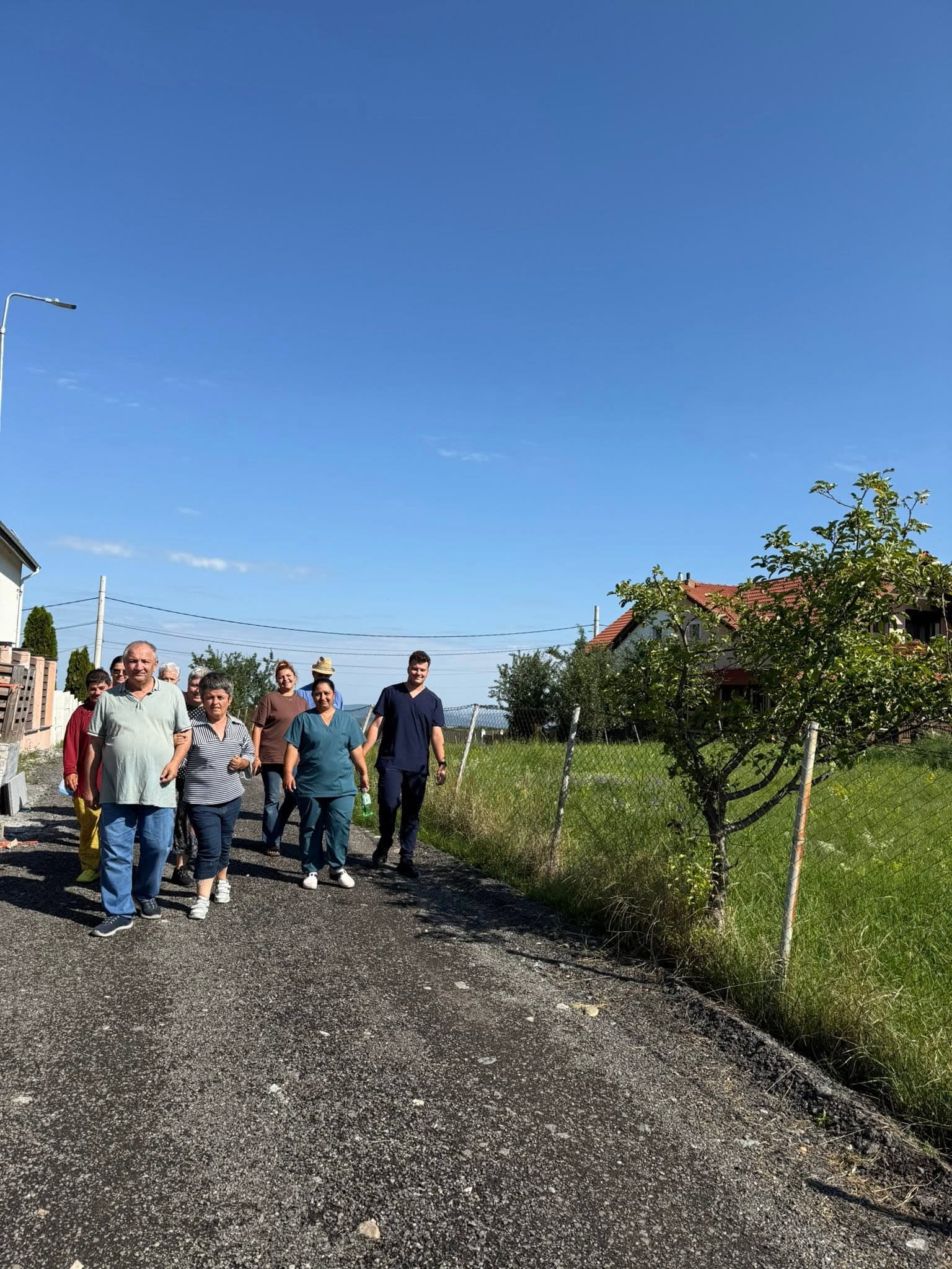 Plimbare de grup în apropierea căminului de bătrâni Casa Cristiana din Sălicea — îngrijire vârstnici Sălicea Cluj.