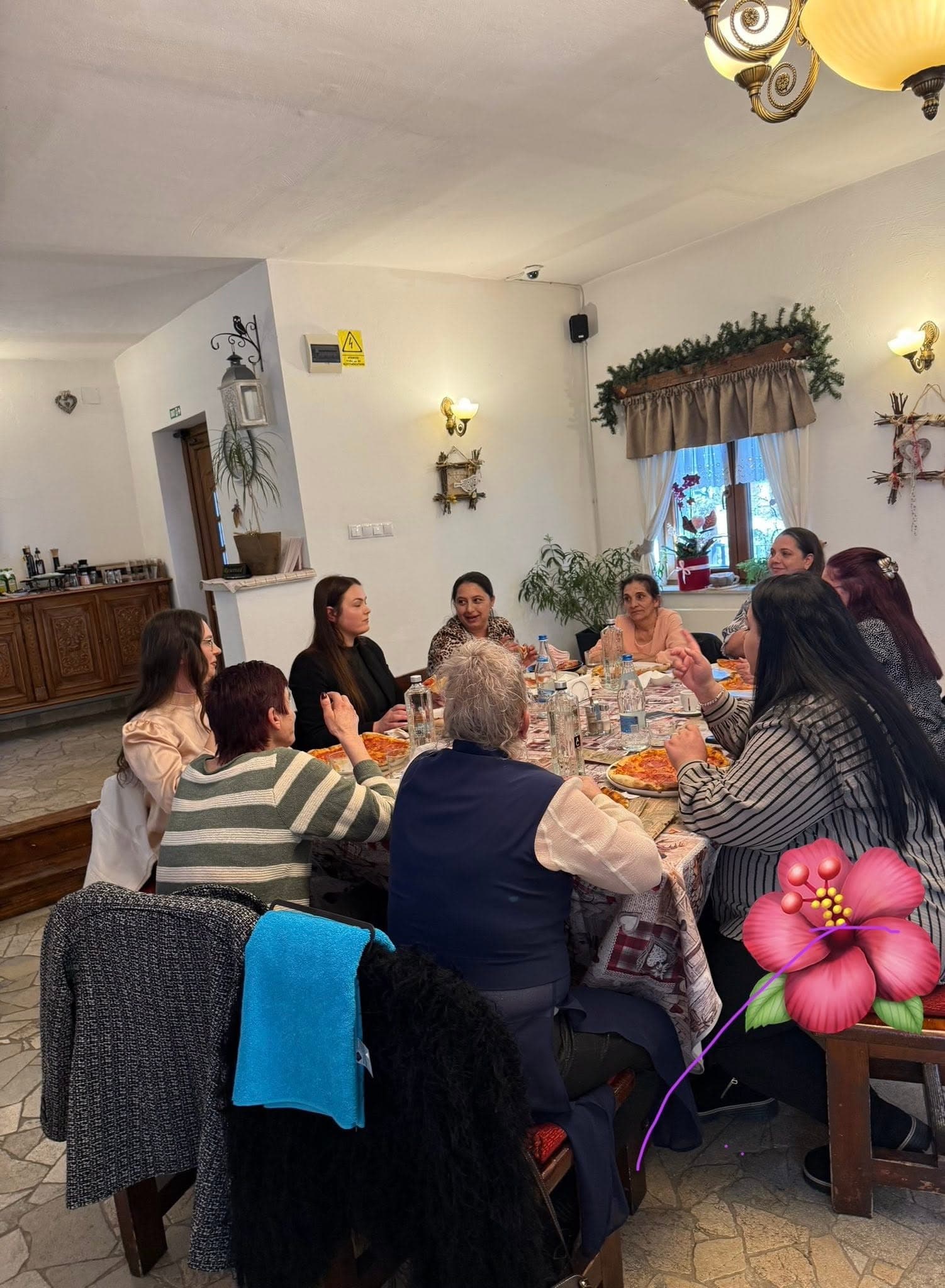 Activitate de socializare în sala comună a centrului pentru vârstnici Casa Cristiana — cămin bătrâni Cluj.